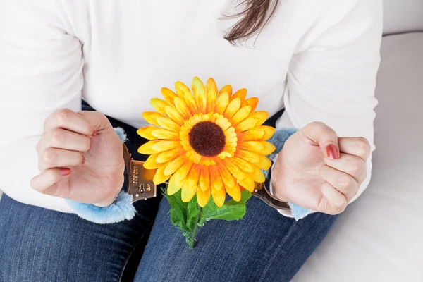 Mädchen mit einer Sonnenblume — Stockfoto