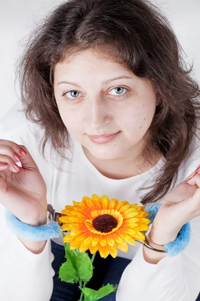 Mädchen mit einer Sonnenblume — Stockfoto
