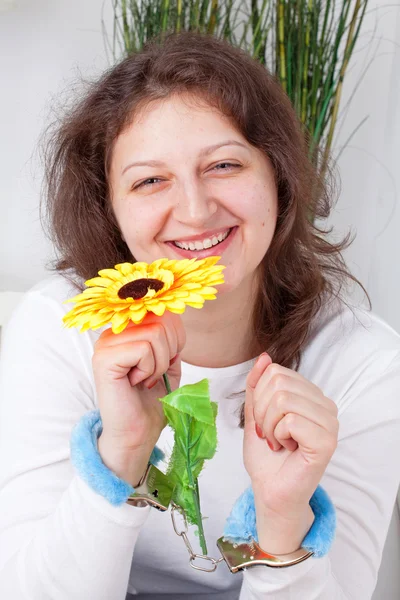 Mädchen mit einer Sonnenblume — Stockfoto