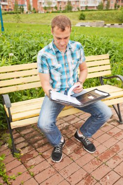 bir bankta oturan bir adam portresi