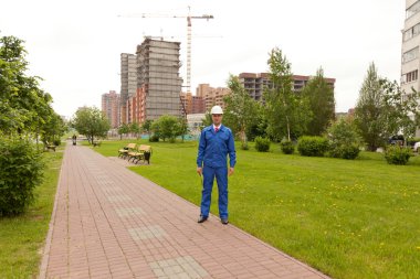 Genç inşaat işçisi kask ile portresi