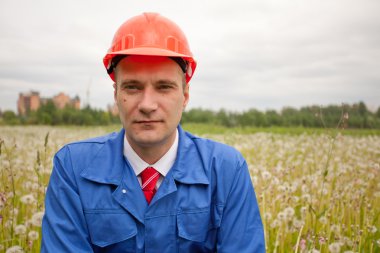 bir alanda koruyucu miğfer mühendis