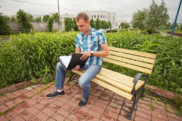 Retrato de un hombre sentado en un banco — Foto de Stock
