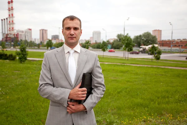 Young businessman standing outdoors — Stock Photo, Image