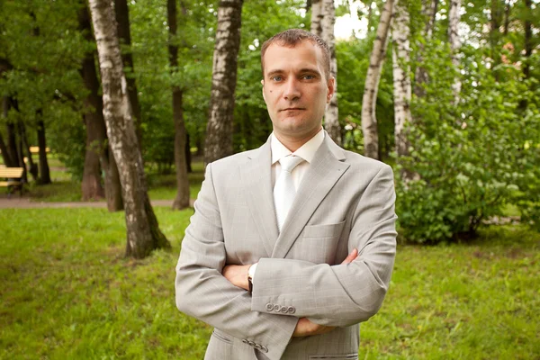 Young businessman at the city park — Stock Photo, Image