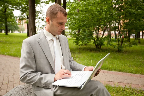 Empresario trabajando con portátil al aire libre — Foto de Stock