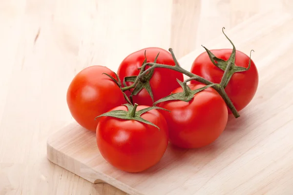 Tomatoes on the kitchen table — Stock Photo, Image