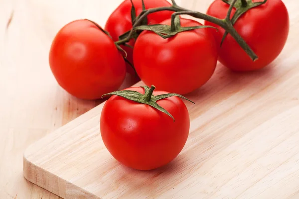 Tomates na mesa da cozinha — Fotografia de Stock