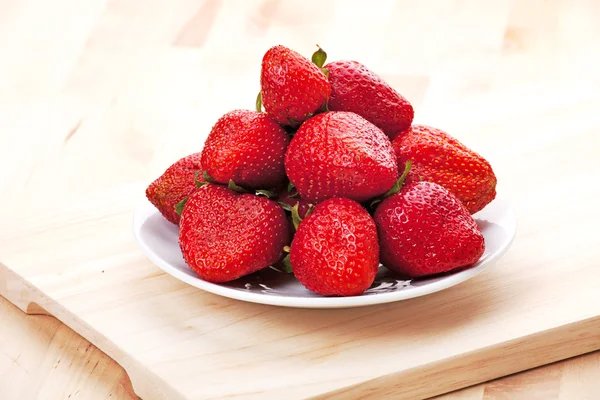 Erdbeeren auf dem Küchentisch — Stockfoto