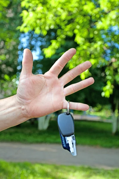Autoschlüssel in der Hand — Stockfoto