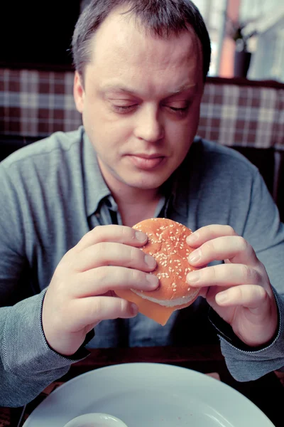 Man eats in a restaurant — Stock Photo, Image