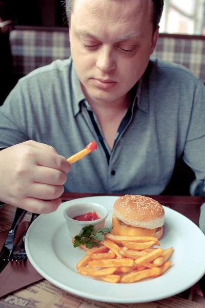 Man eats in a restaurant — Stock Photo, Image