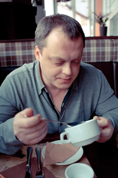 Man eet in een restaurant — Stockfoto
