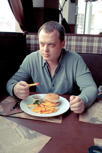 男が、レストランで食べる — ストック写真