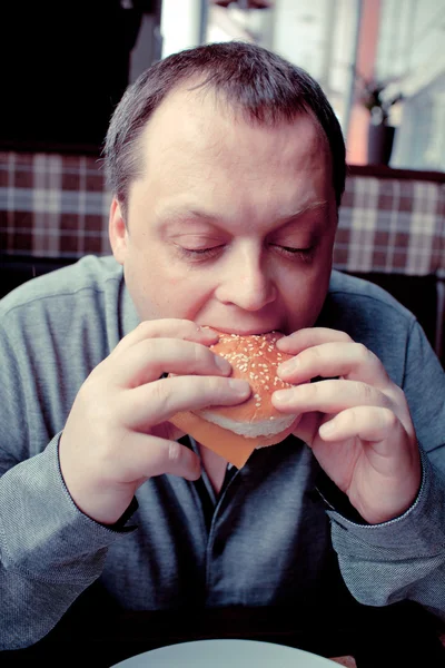 Człowiek zje w restauracji — Zdjęcie stockowe