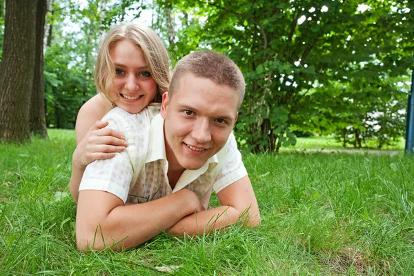 Nuori mies ja tyttö kaupungin puistossa — kuvapankkivalokuva