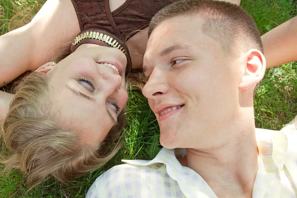 Young guy and girl in city park — Stock Photo, Image