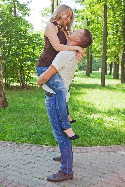 Young guy and girl in city park — Stock Photo, Image