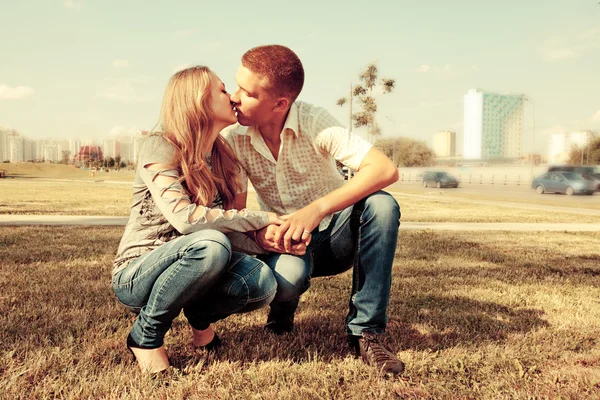 Jeune couple amoureux en plein air — Photo