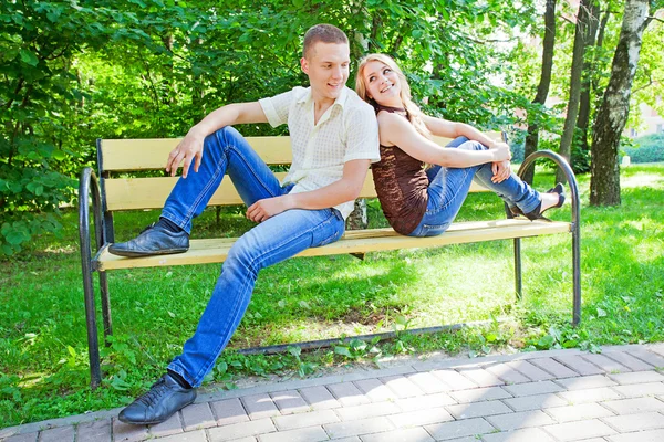Young guy and girl in city park — Stock Photo, Image