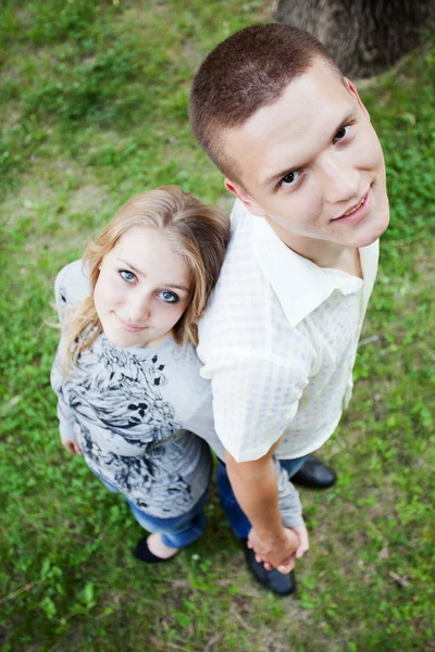 Young guy and girl in city park — Stock Photo, Image