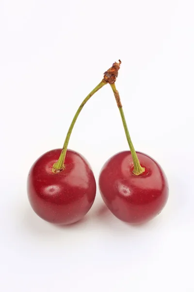 Dwa serca w kształcie owoców wiśni na białym tle — Zdjęcie stockowe