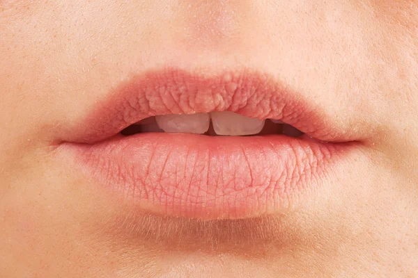 Nahaufnahme Shooting der Lippen junge schöne Mädchen — Stockfoto