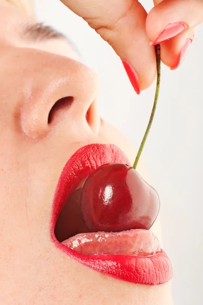 Rote Lippen mit Kirsche auf Weiß — Stockfoto