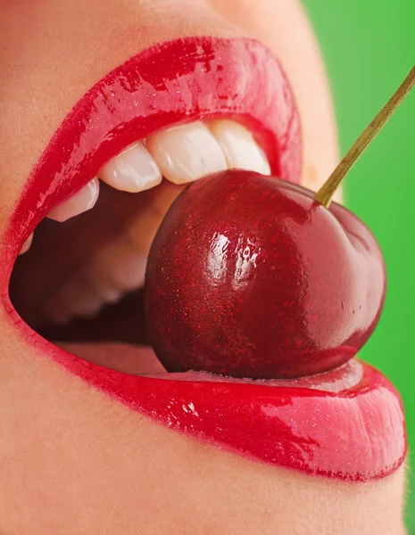Κόκκινα χείλη με κερασάκι στην Πράσινη — Φωτογραφία Αρχείου
