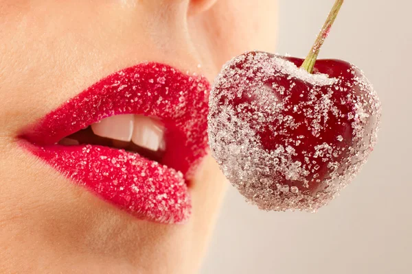 Labios rojos con cereza en azúcar —  Fotos de Stock