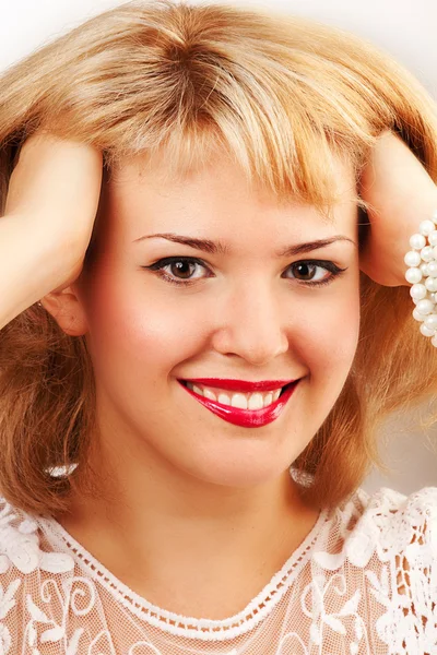 Retrato de atraente mulher branca sorridente loira — Fotografia de Stock