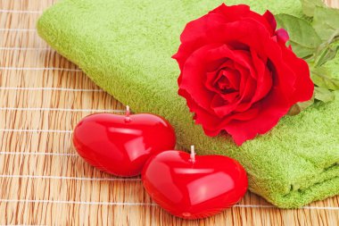 kırmızı gül ve mum kalp havlu yığını