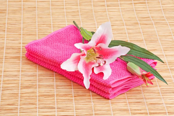 Pila degli asciugamani con fiore — Foto Stock