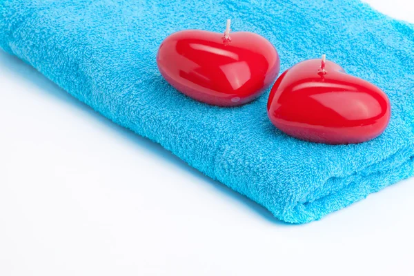 Turkuaz katlanmış havlu üzerinde kırmızı mum