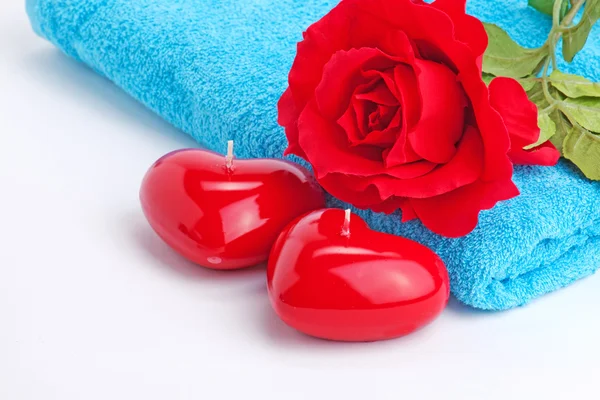 Pila dell'asciugamano con rosa rossa e cuore di candela — Foto Stock