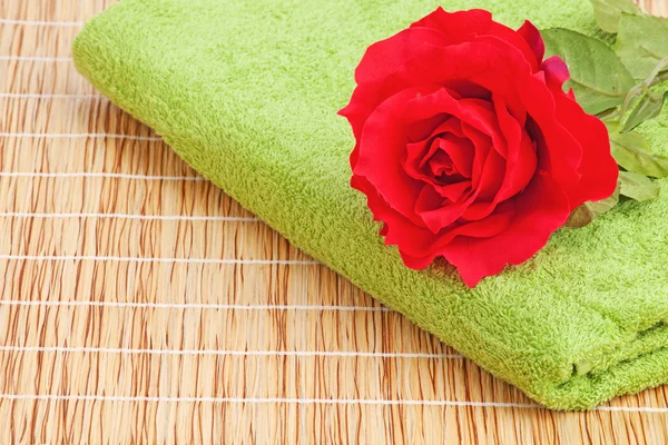 Stapel de handdoeken met bloem — Stockfoto