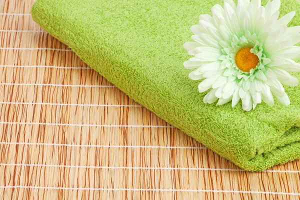 Empilement des serviettes avec fleur — Photo