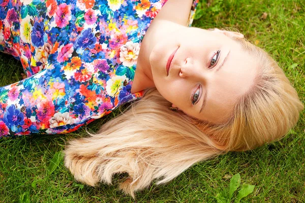 Porträt des blonden Mädchens — Stockfoto