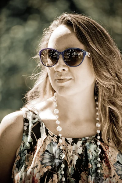 Beautiful young woman in sunglasses — Stock Photo, Image