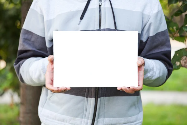 Man holds paper — Stock Photo, Image
