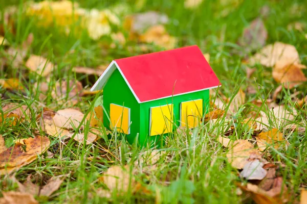 Toy house in grass — Stock Photo, Image