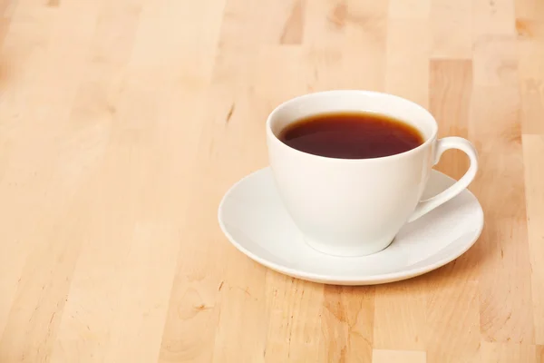 Thee cup op de keukentafel — Stockfoto