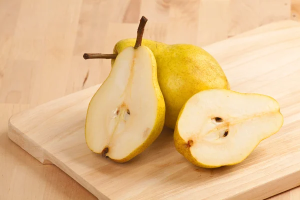 Pears on wooden kitchen table. — Stock Photo, Image