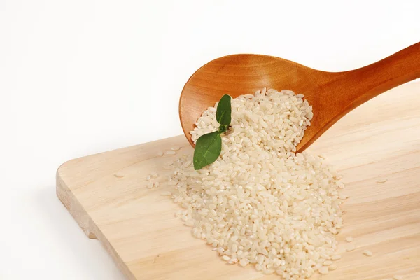 लाकडी चमच्यामध्ये तांदूळ — स्टॉक फोटो, इमेज