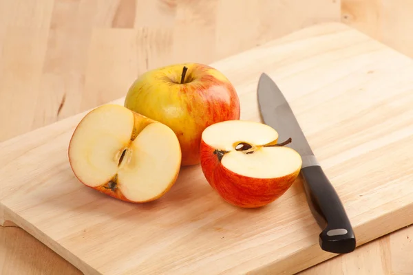 Mogen apple frukter och kniv — Stockfoto