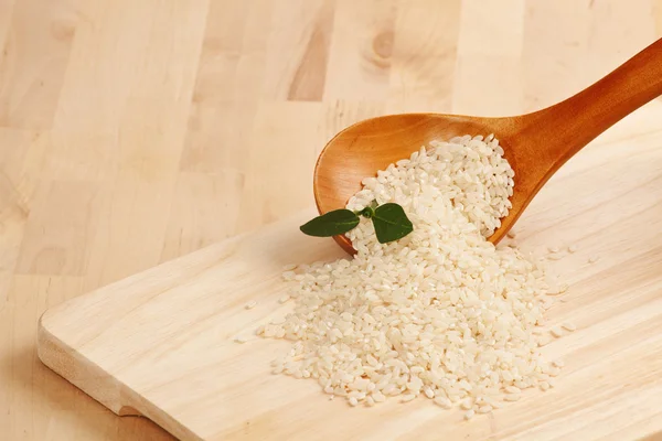 Arroz en cuchara de madera — Foto de Stock