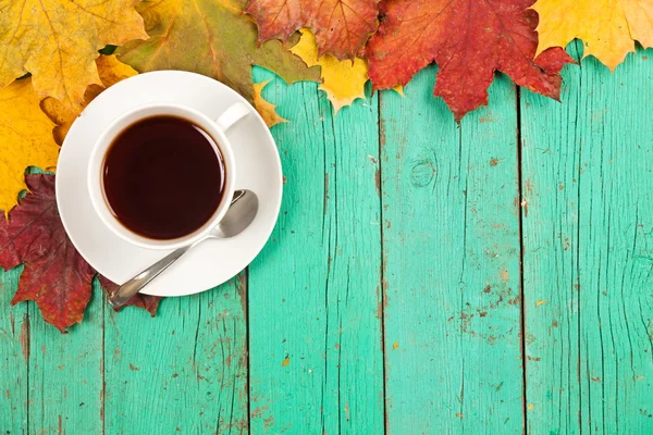 Autumn maple leaves with cup of coffee — Stock Photo, Image