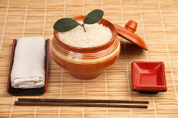 Pot en céramique avec riz — Photo