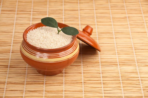 Pot en céramique avec riz — Photo
