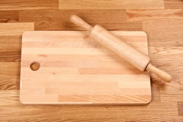 Rodillo sobre mesa de madera — Foto de Stock
